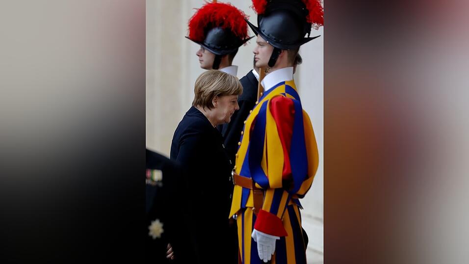 Angela Merkel zwischen Zwei Gardisten.