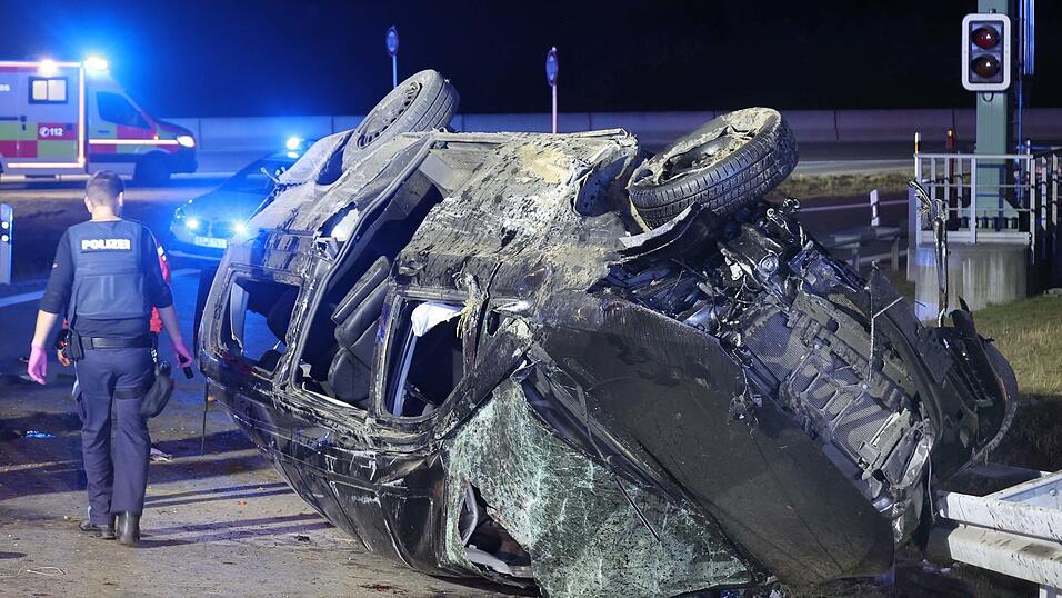 Bei dem Unfall in der Nacht zum Freitag im Landkreis Mühldorf am Inn sind mehrere Menschen ums Leben gekommen.
