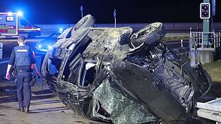 Bei dem Unfall in der Nacht zum Freitag im Landkreis Mühldorf am Inn sind mehrere Menschen ums Leben gekommen.