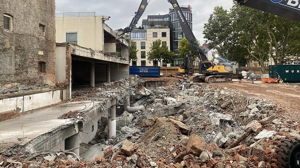 Ein gro&szlig;es Eck vom Woolworth-Geb&auml;ude ist weg: So sieht es am Freitagvormittag am Steiner-Thor-Platz aus.