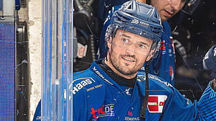 Man sieht Stephan Daschner in dieser Saison wieder öfter mit einem Lächeln im Gesicht. Das hat wohl damit zu tun, dass der Verteidiger auch mit 37 Jahren unter Head Coach Craig Woodcroft bei den Tigers zum Stammpersonal zählt.