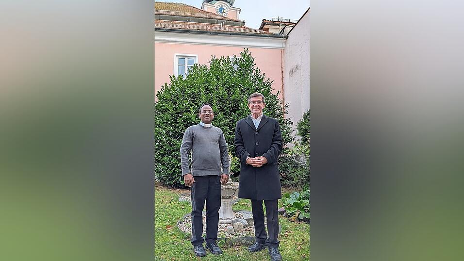 Tapfer ohne Jacke stellte sich Pater Merlu zum ersten Pressefoto in den Pfarrhof neben Stadtpfarrer August Lindmeier. Der ist über die Verstärkung in der Seelsorge hocherfreut, wie er sagt. Tapfer ohne Jacke stellte sich Pater Merlu zum ersten Pressefoto in den Pfarrhof neben Stadtpfarrer August Lindmeier. Der ist über die Verstärkung in der Seelsorge hocherfreut, wie er sagt.