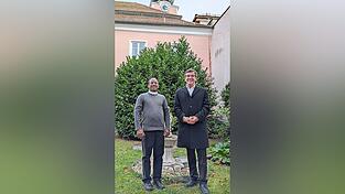 Tapfer ohne Jacke stellte sich Pater Merlu zum ersten Pressefoto in den Pfarrhof neben Stadtpfarrer August Lindmeier. Der ist über die Verstärkung in der Seelsorge hocherfreut, wie er sagt. Tapfer ohne Jacke stellte sich Pater Merlu zum ersten Pressefoto in den Pfarrhof neben Stadtpfarrer August Lindmeier. Der ist über die Verstärkung in der Seelsorge hocherfreut, wie er sagt.