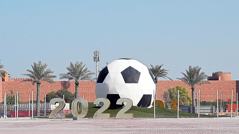 Ein übergroßer Fußball auf einem Kreisverkehr vor dem Al-Shamal-Stadion. Die deutsche Nationalmannschaft wird in diesem Stadion während der Fußball-Weltmeisterschaft in Katar trainieren. Dass in der Wüste gekickt wird, sehen Fußballtrainer aus der Region Regensburg kritisch. Ein übergroßer Fußball auf einem Kreisverkehr vor dem Al-Shamal-Stadion. Die deutsche Nationalmannschaft wird in diesem Stadion während der Fußball-Weltmeisterschaft in Katar trainieren. Dass in der Wüste gekickt wird, sehen Fußballtrainer aus der Region Regensburg kritisch.
