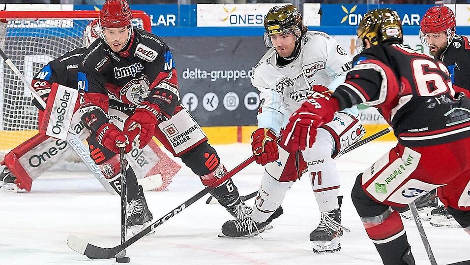 Ganz schwacher Trost: Tor Immo (re.) verbuchte zwei Scorerpunkte und entschied das Privatduell der &bdquo;Goldhelme&ldquo; gegen D&uuml;sseldorfs Ture Linden mit 2:1 f&uuml;r sich. Der EVL kann sich daf&uuml;r freilich nix kaufen.