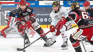 Ganz schwacher Trost: Tor Immo (re.) verbuchte zwei Scorerpunkte und entschied das Privatduell der &bdquo;Goldhelme&ldquo; gegen D&uuml;sseldorfs Ture Linden mit 2:1 f&uuml;r sich. Der EVL kann sich daf&uuml;r freilich nix kaufen.