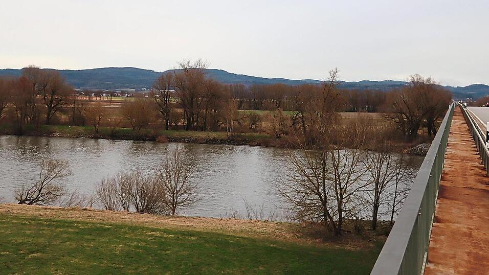 Zwischen Schleuse und Donaubrücke soll der Süd-Ost-Link einmal die Donauufer wechseln, nachdem er das Gebiet des Polders Wörthhof durchquert hat. 'In seiner aktuell geplanten Ausführung' ist der Polder jedoch für Tennet mit dem Süd-Ost-Link raumunverträglich.