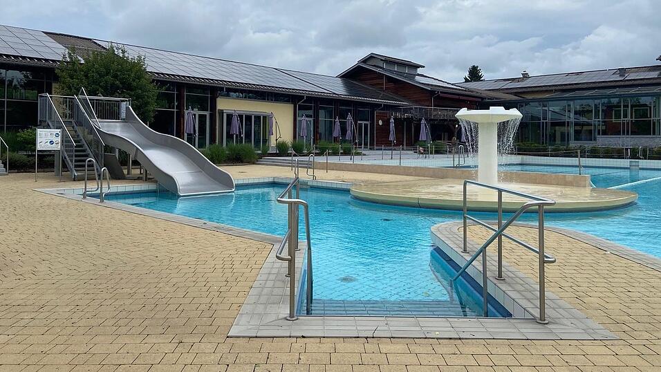 Die Au&szlig;enanlagen des Aqacur sind f&uuml;r die neue Saison ger&uuml;stet.