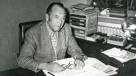 Bei der t&auml;glichen B&uuml;roarbeit. Bis zu seinem 75. Lebensjahr war er als Gesch&auml;ftsf&uuml;hrer t&auml;tig.