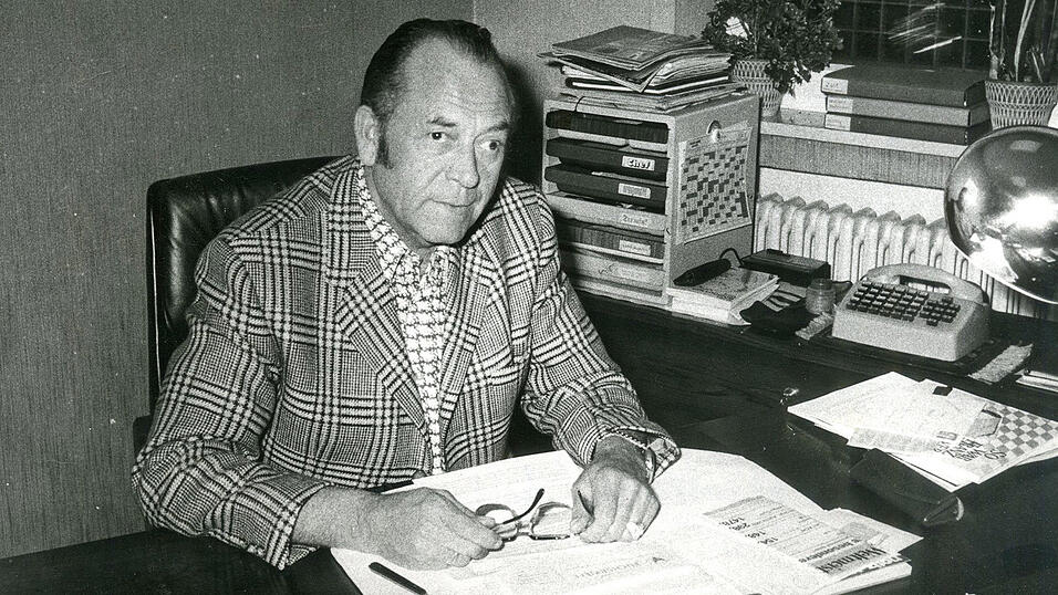 Bei der t&auml;glichen B&uuml;roarbeit. Bis zu seinem 75. Lebensjahr war er als Gesch&auml;ftsf&uuml;hrer t&auml;tig.