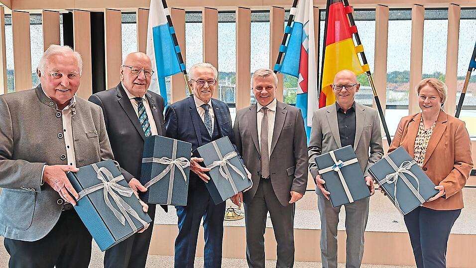 Die stellvertretenden Landr&auml;te der auslaufenden Wahlperiode (v.l.): Sebastian Satzl, Rudolf Lehner, Fritz Wittmann, Sebastian Hutzenthaler und Claudia Geilersdorfer mit Peter Dreier (3.v.r.).