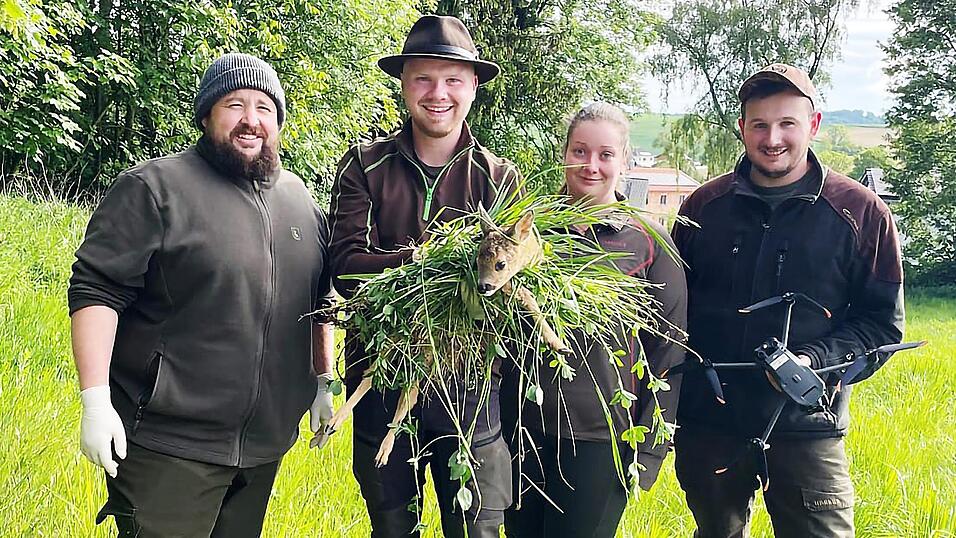 Eins von zehn: Die mit Drohne und Wärmebildkamera ausgerüsteten Rehkitzretter Georg Bauer (v.l.), Luca Peer, Jaqueline Bocklmann und Benedikt Stoiber freuten sich über ihre ganz besondere „Ausbeute“ vergangene Woche auf den Wiesen von Klaus Schimpfhauser. Eins von zehn: Die mit Drohne und Wärmebildkamera ausgerüsteten Rehkitzretter Georg Bauer (v.l.), Luca Peer, Jaqueline Bocklmann und Benedikt Stoiber freuten sich über ihre ganz besondere „Ausbeute“ vergangene Woche auf den Wiesen von Klaus Schimpfhauser.