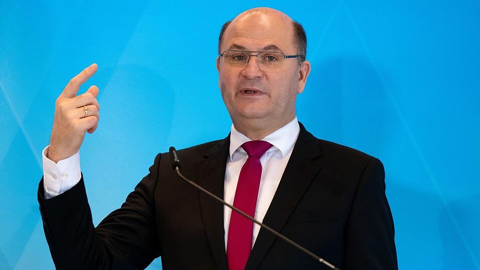 Für Bayerns Finanzminister Albert Füracker (CSU) zeigen die neuesten Zahlen, dass das bisherige System des Länderfinanzausgleichs nichts mehr mit Fairness zu tun hat. (Archivbild) Für Bayerns Finanzminister Albert Füracker (CSU) zeigen die neuesten Zahlen, dass das bisherige System des Länderfinanzausgleichs nichts mehr mit Fairness zu tun hat. (Archivbild)