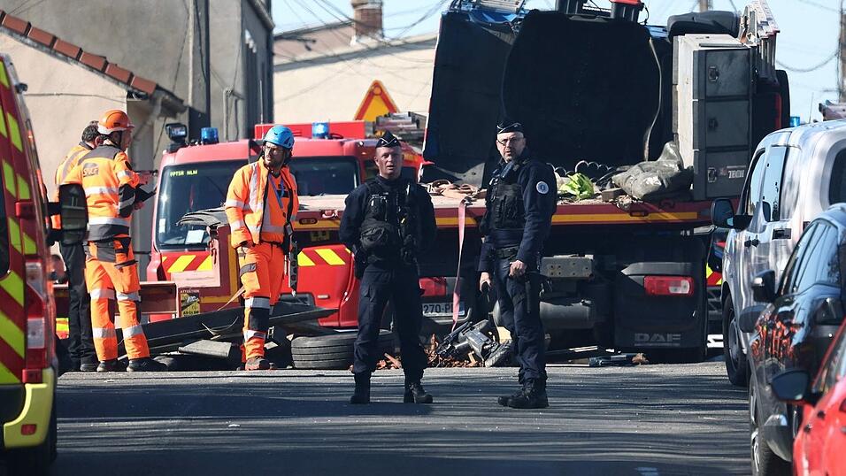 Der TGV hat auf einem Bahn&uuml;bergang den Anh&auml;nger eines Lastzugs gerammt.