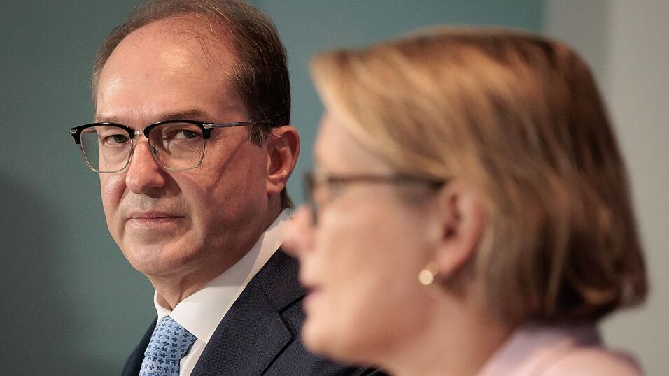 Bundesinnenminister Alexander Dobrindt (CSU) hatte nach dem Tod des Zugbegleiters im Februar härtere Strafen für Angriffe auf Bahnmitarbeiter gefordert. (Archivfoto) Bundesinnenminister Alexander Dobrindt (CSU) hatte nach dem Tod des Zugbegleiters im Februar härtere Strafen für Angriffe auf Bahnmitarbeiter gefordert. (Archivfoto)