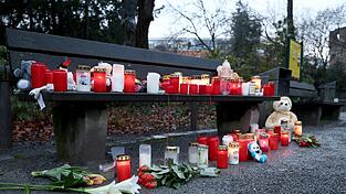 Trauerkerzen, Blumen und Kuscheltiere liegen nach dem tödlichen Angriff am Tatort. In einem Park in Aschaffenburg waren am Mittwoch ein zweijähriger Junge und ein 41-jähriger Mann getötet sowie weitere Menschen schwer verletzt worden. Trauerkerzen, Blumen und Kuscheltiere liegen nach dem tödlichen Angriff am Tatort. In einem Park in Aschaffenburg waren am Mittwoch ein zweijähriger Junge und ein 41-jähriger Mann getötet sowie weitere Menschen schwer verletzt worden.