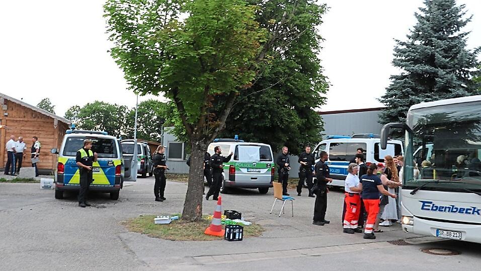 Bei der Ankunft wurden die Reisenden schon an der Bust&uuml;r empfangen.