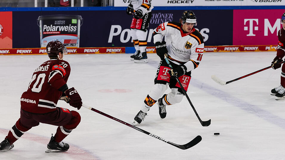Verteidiger Adrian Klein (rechts), hier im Duell mit Lettlands Miks Indrasis, war einer von fünf Spielern der Straubing Tigers in der Aufstellung. Verteidiger Adrian Klein (rechts), hier im Duell mit Lettlands Miks Indrasis, war einer von fünf Spielern der Straubing Tigers in der Aufstellung.