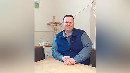 &bdquo;Hier wohnt ein leidenschaftlicher Feuerwehrmann mit der Flamme seines Lebens&ldquo;, steht auf dem kleinen Schild hinten links auf der Bank. Die Feuerwehr sei sein gr&ouml;&szlig;tes Hobby, sagt Martin Holler, der B&uuml;rgermeister von Tiefenbach werden will.