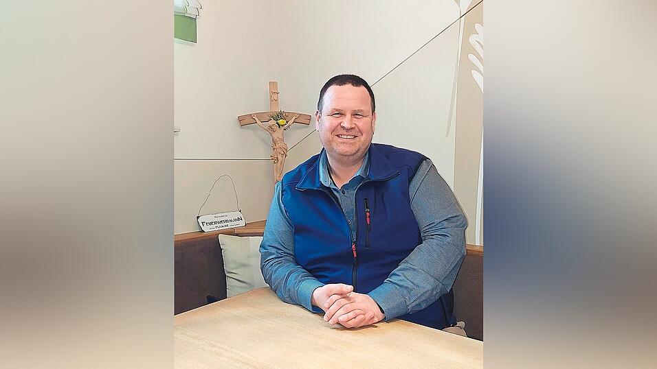 &bdquo;Hier wohnt ein leidenschaftlicher Feuerwehrmann mit der Flamme seines Lebens&ldquo;, steht auf dem kleinen Schild hinten links auf der Bank. Die Feuerwehr sei sein gr&ouml;&szlig;tes Hobby, sagt Martin Holler, der B&uuml;rgermeister von Tiefenbach werden will.