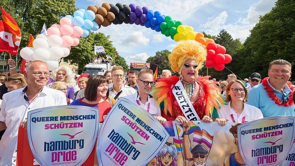 An der Demonstration beteiligen sich auch Politiker von SPD und Gr&uuml;nen.