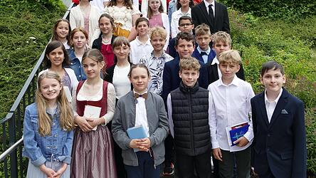 Runding Sankt Andreas mit den Geistlichen (von links): Pfarrer Kilian Limbrunner, Ruhestandspfarrer Josef Triebenbacher, Firmspender Domkapitular Monsignore Martin Priller, Diakon Harald Schneider und Pfarrvikar Pater Praveen Martin.