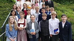 Runding Sankt Andreas mit den Geistlichen (von links): Pfarrer Kilian Limbrunner, Ruhestandspfarrer Josef Triebenbacher, Firmspender Domkapitular Monsignore Martin Priller, Diakon Harald Schneider und Pfarrvikar Pater Praveen Martin.