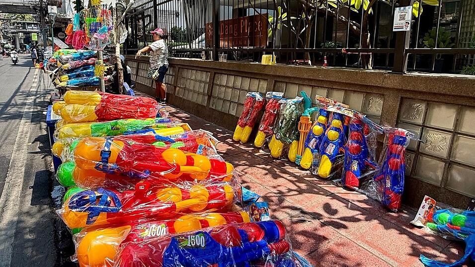 Schon seit Tagen standen landesweit kunterbunte Wasserpistolen zum Verkauf.