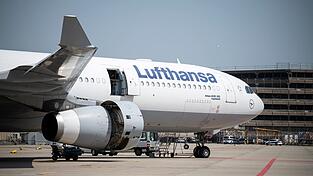 Lufthansa verbucht im zweiten Quartal infolge der stark gestiegenen Kerosinpreise einen herben Gewinneinbruch. Lufthansa verbucht im zweiten Quartal infolge der stark gestiegenen Kerosinpreise einen herben Gewinneinbruch.