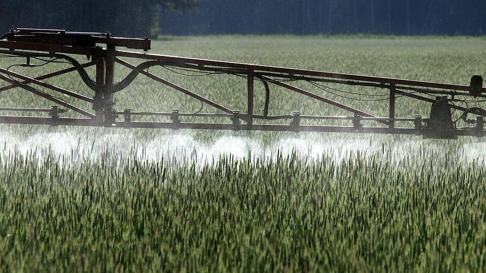 Ein Landwirt versprüht mit einem Spezialgerät Pflanzenschutzmittel über ein Roggenfeld - möglicherweise hat auch er in der Vergangenheit zu viel Geld bezahlt. Ein Landwirt versprüht mit einem Spezialgerät Pflanzenschutzmittel über ein Roggenfeld - möglicherweise hat auch er in der Vergangenheit zu viel Geld bezahlt.