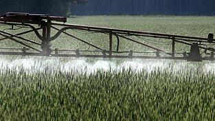 Ein Landwirt versprüht mit einem Spezialgerät Pflanzenschutzmittel über ein Roggenfeld - möglicherweise hat auch er in der Vergangenheit zu viel Geld bezahlt.