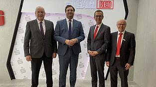 Das neue „Team red“: Jonathan Stich (Zweiter von links) und Markus Robl (Dritter von links) übernehmen ab August 2026 die Führung der Sparkasse im Landkreis Cham. Landrat Franz Löffler, zugleich Verwaltungsratsvorsitzender, und Vorstandsvorsitzender Franz Wittmann (rechts) halten große Stück auf das Duo.