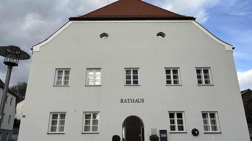 Der kommende Sonntag verspricht eine spannende Stichwahl zum Bürgermeisteramt in der Marktgemeinde Winzer. Wer wird die meisten Stimmen auf sich verbuchen? Der kommende Sonntag verspricht eine spannende Stichwahl zum Bürgermeisteramt in der Marktgemeinde Winzer. Wer wird die meisten Stimmen auf sich verbuchen?