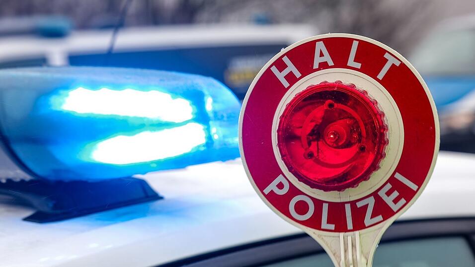 Ein 22-Jähriger wollte sich einer Polizeikontrolle entziehen und ist mit seinem Auto gegen eine Ampel gefahren. (Symbolbild) Ein 22-Jähriger wollte sich einer Polizeikontrolle entziehen und ist mit seinem Auto gegen eine Ampel gefahren. (Symbolbild)