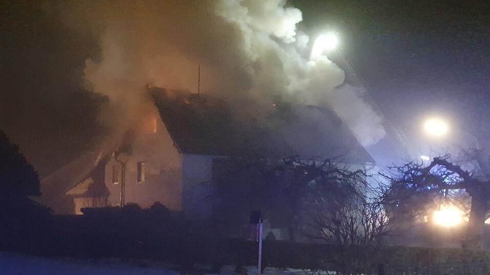 Im Laberweintinger Ortsteil Untergraßlfing ist es in der Nacht zu einem Brand gekommen. Im Laberweintinger Ortsteil Untergraßlfing ist es in der Nacht zu einem Brand gekommen.