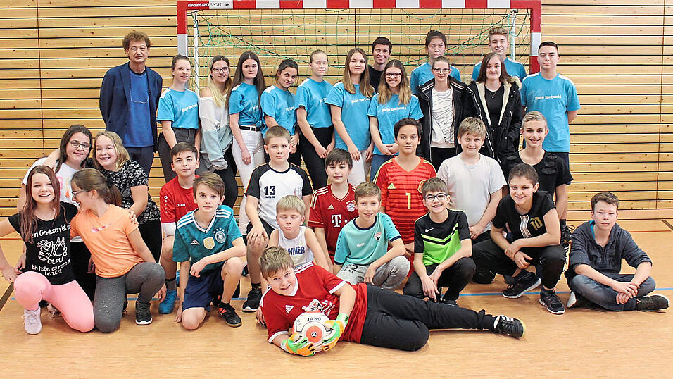 Schüler der Klassen 9 und 10 treiben als Mentoren mit jüngeren Schulkameraden am Nachmittag an der Mittel- und Wirtschaftsschule Sport. Schüler der Klassen 9 und 10 treiben als Mentoren mit jüngeren Schulkameraden am Nachmittag an der Mittel- und Wirtschaftsschule Sport.