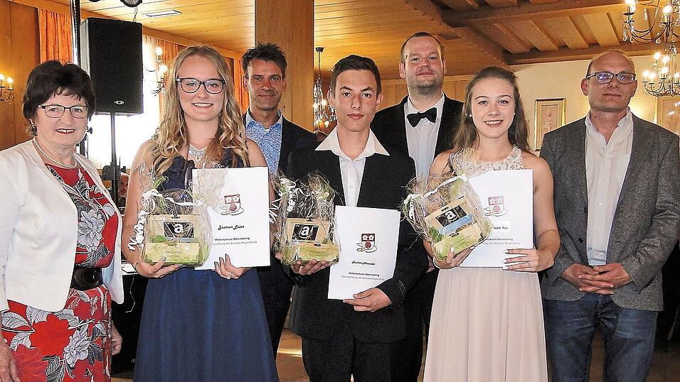 Die Jahrgangsbesten mit Klassenleiter Michael Kindsm&uuml;ller, Schulleiter Benedikt Utz und Klassenlehrer Sebastian Ebner (v. li.) sowie stellvertretende B&uuml;rgermeisterin Mathilde Haindl.