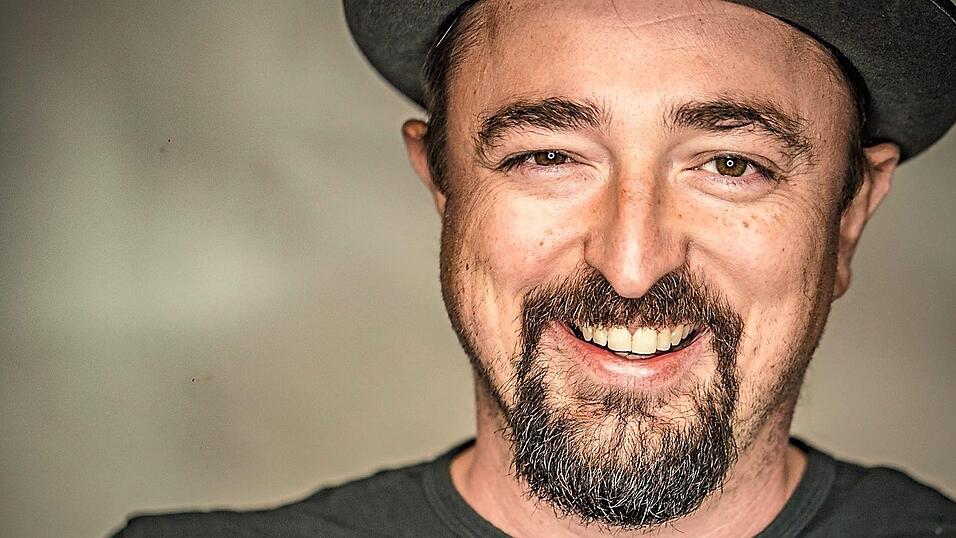 Er hat sie: die Gabe, gute Laune zu verspr&uuml;hen. Helmut A. Binser steht seit zehn Jahren auf der B&uuml;hne und verdient sich seine Br&ouml;tchen als Kabarettist. Nun ist sein zweiter Roman raus.
