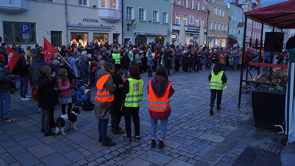 Privatleute sowie Vertreter von Kirchen und Vereinen waren mit dabei.&nbsp;