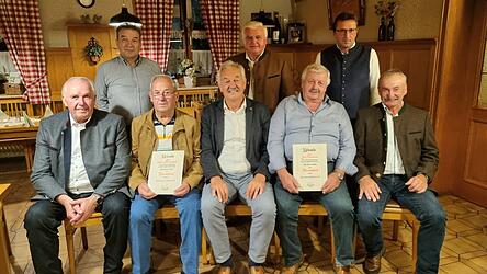 Ehrung der Ehrenmitglieder: Vorne sitzend von links: Kreisobmann Josef Maier, Ehrenmitglied Ludwig Muckenschnabl, Ehrenvorstand Gerhard Stadler, Ehrenmitglied Josef Zitzelsberger und Kreisschiedsrichterobmann Ludwig Senft; hinten stehend von links nach rechts: EC-Vorsitzender Hermann Kiefl, Bürgermeister Ludwig Waas und 2. EC-Vorsitzender Herbert Stadler.