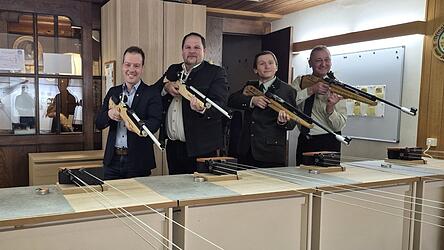 Bei der Er&ouml;ffnung: (v.l.) Florian Adam, Schirmherr Christian Wollinger, 1. Sch&uuml;tzenmeister Christian Penzkofer und 2. Sch&uuml;tzenmeister Adi Miethaner