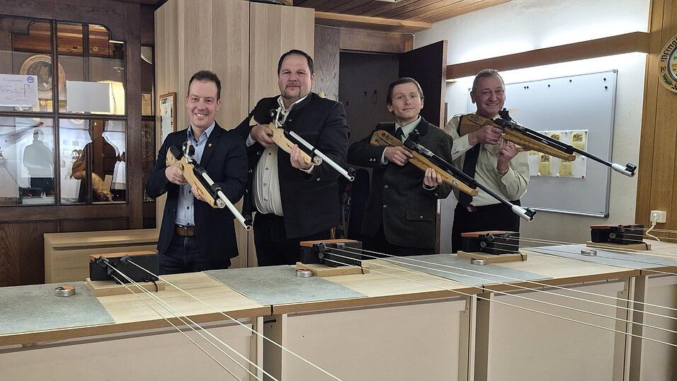 Bei der Eröffnung: (v.l.) Florian Adam, Schirmherr Christian Wollinger, 1. Schützenmeister Christian Penzkofer und 2. Schützenmeister Adi Miethaner Bei der Eröffnung: (v.l.) Florian Adam, Schirmherr Christian Wollinger, 1. Schützenmeister Christian Penzkofer und 2. Schützenmeister Adi Miethaner