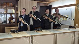 Bei der Eröffnung: (v.l.) Florian Adam, Schirmherr Christian Wollinger, 1. Schützenmeister Christian Penzkofer und 2. Schützenmeister Adi Miethaner Bei der Eröffnung: (v.l.) Florian Adam, Schirmherr Christian Wollinger, 1. Schützenmeister Christian Penzkofer und 2. Schützenmeister Adi Miethaner