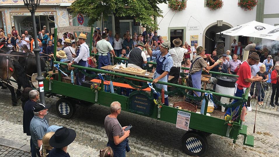 Aus dem Ofen gedampft hat es bei den Pastritztaler Goi&szlig;lschnalzern. Sie stellten auf ihrem Wagen die Hausschlachtung dar.