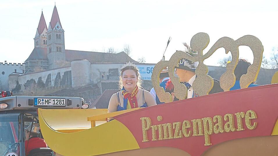 Die Prinzenpaare der Faschingsgesellschaft Lari Fari werden in einer riesigen Kutsche chauffiert. Die Prinzenpaare der Faschingsgesellschaft Lari Fari werden in einer riesigen Kutsche chauffiert.