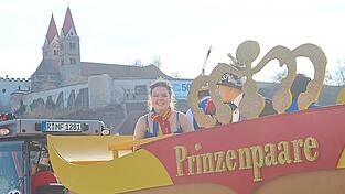 Die Prinzenpaare der Faschingsgesellschaft Lari Fari werden in einer riesigen Kutsche chauffiert.