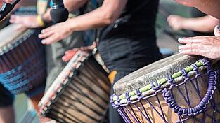 Mitrei&szlig;ende Trommelrhythmen erleben und erlernen k&ouml;nnen Interessierte beim Kindertrommeln oder in der Trommelgruppe.