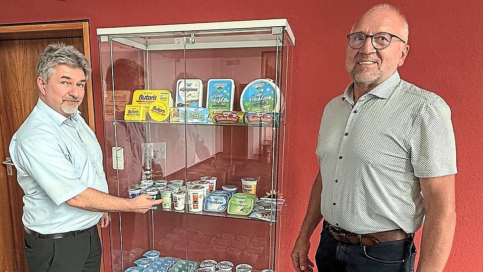 Gesch&auml;ftsf&uuml;hrer Stefan Bohle und Vorstandsvorsitzender Markus G&ouml;tz vor typischen Bayernland-Produkten.