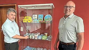 Gesch&auml;ftsf&uuml;hrer Stefan Bohle und Vorstandsvorsitzender Markus G&ouml;tz vor typischen Bayernland-Produkten.