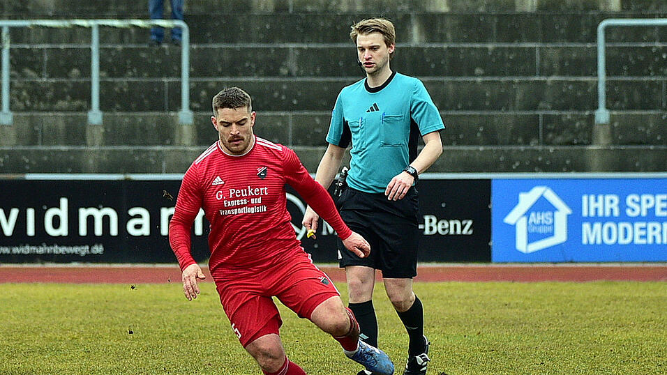 Der TSV Seebach um Dominik Hauner (in Rot) strebt gegen Aufsteiger Parsberg den nächsten Dreier in der Fremde an. Der TSV Seebach um Dominik Hauner (in Rot) strebt gegen Aufsteiger Parsberg den nächsten Dreier in der Fremde an.
